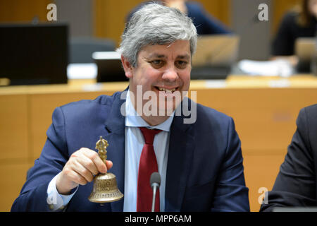 Bruxelles, BXL, Belgio. Xxiv Maggio, 2018. Il presidente dell'Eurogruppo, il Ministro portoghese delle Finanze Mario Centeno prima dell'Eurogruppo, i ministri delle finanze della moneta unica zona euro incontro presso la sede centrale dell'UE a Bruxelles, in Belgio il 24.05.2018 da Wiktor Dabkowski Credito: Wiktor Dabkowski/ZUMA filo/Alamy Live News Foto Stock