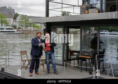 Francoforte, Germania. Il 24 maggio 2018. Attori Antoine Monot, Jr. (sinistra) e Wanja Mues (a destra) pone sulla terrazza della casa che è di proprietà di Mues' carattere Leo in TV show con due bicchieri di sidro e un Bembel (un tipo di locale di gres brocca, utilizzato per sidro). 4 nuovi episodi di rilancio della lunga serie TV "Ein Fall fuer zwei" (un caso per due) sono state filmate a Francoforte per lo stato tedesco TV broadcaster ZDF (Zweites Deutsches Fernsehen). Esso stelle Antoine Monot, Jr. come difesa avvocato Benjamin 'Benni' Hornberg e Wanja Mues come investigatore privato Leo Oswald. L'epi Foto Stock