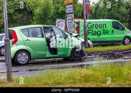 A259 Newhaven cavalcavia, Newhaven, East Sussex, Regno Unito. Il 24 maggio 2018. Polizia e chiudere quella di Newhaven cavalcavia seguendo un grave multi collisione del veicolo prima di oggi causando lunghi ritardi per il traffico che si avvicina il Newhaven al porto dei traghetti. Credito: Alan Fraser/Alamy Live News Foto Stock