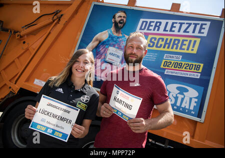 24 maggio 2018, Germania Berlino: Robert Harting e Gina Lueckenkemper in piedi di fronte a un camion della spazzatura con un annuncio pubblicitario per la ISTAF, dopo una conferenza stampa sul programma della prossima ISTAF. Atleti da tutto il mondo sono dovuti a competere nel 77th ISTAF atletica soddisfare il 02 settembre 2018 presso lo Stadio Olimpico di Berlino. Foto: Bernd von Jutrczenka/dpa Foto Stock