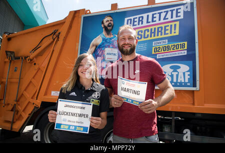 24 maggio 2018, Germania Berlino: Robert Harting e Gina Lueckenkemper in piedi di fronte a un camion della spazzatura con un annuncio pubblicitario per la ISTAF, dopo una conferenza stampa sul programma della prossima ISTAF. Atleti da tutto il mondo sono dovuti a competere nel 77th ISTAF atletica soddisfare il 02 settembre 2018 presso lo Stadio Olimpico di Berlino. Foto: Bernd von Jutrczenka/dpa Foto Stock