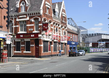 Liverpool, Regno Unito il 24 maggio 2018. Decorazioni e bandiere andare in alto sulle case e pub vicino a Anfield, casa di Liverpool Football Club. Le ventole sono la preparazione per i loro team aspetto nella finale di Champions League sabato 26 maggio 2018. Non è la prima volta che il Liverpool FC sono apparsi nel finale dal 2005. Credito: David Colbran/Alamy Live News Foto Stock