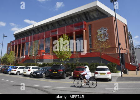 Liverpool, Regno Unito 24 Maggio 2018.Il cavalletto principale ad Anfield. Decorazioni e bandiere andare in alto sulle case e pub vicino a Anfield, casa di Liverpool Football Club. Le ventole sono la preparazione per i loro team aspetto nella finale di Champions League sabato 26 maggio 2018. Non è la prima volta che il Liverpool FC sono apparsi nel finale dal 2005. Credito: David Colbran/Alamy Live News Foto Stock