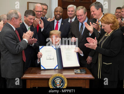 Washington, Stati Uniti d'America. Xxiv Maggio, 2018. In piedi con i membri del suo gabinetto il Congresso e il Presidente degli Stati Uniti Trump visualizza la crescita economica, di regolamentazione, di sfiato e la legge sulla tutela dei consumatori che ha appena firmato con la Casa Bianca a Washington DC, 24 maggio 2018. Credito: Chris Kleponis/CNP | Utilizzo di credito in tutto il mondo: dpa/Alamy Live News Foto Stock