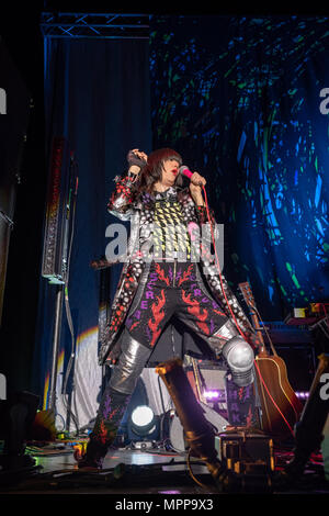 Il cantante Karen Orzolek Lee, meglio noto con il suo nome di fase Karen O esegue con Yeah Yeah Yeahs al 3 Arena. Foto Stock