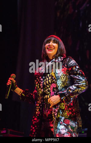 Il cantante Karen Orzolek Lee, meglio noto con il suo nome di fase Karen O esegue con Yeah Yeah Yeahs al 3 Arena. Foto Stock