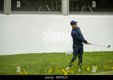 Wentworth Club di Virginia Water, UK. Xxiv Maggio, 2018. BMW PGA Championship di Wentworth, giorno 1; Chris Paisley (ITA) chip su xviii dopo aver preso una goccia dal pericolo in acqua Credito: Azione Sport Plus/Alamy Live News Foto Stock