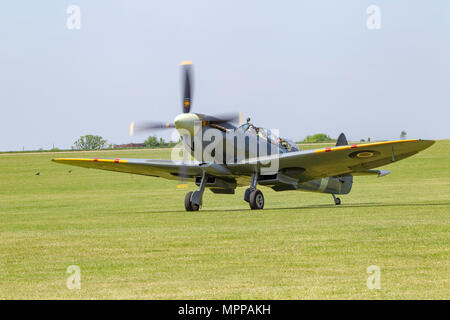 Sywell. Northamptonshire. U.K. Il 24 maggio 2018. Due dei tre Spitfires battenti fuori Sywell questo pomeriggio. Credito: Keith J Smith./Alamy Live News Foto Stock