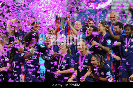 Kiev, Ucraina. Xxiv Maggio, 2018. Olympique Lyonnais giocatori celebrare la loro vittoria del femminile UEFA Champions League 2018 dopo la partita contro il VFL Wolfsburg a Valeriy Lobanovskiy Stadium di Kiev, Ucraina. Credito: Oleksandr Prykhodko/Alamy Live News Foto Stock