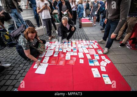 Monaco di Baviera, Germania. Xxiv Maggio, 2018. Florian Ritter del DOCUP simbolicamente stabilisce i Grundgesetze tedesca. Un giorno dopo la sessantanovesima compleanno della Germania Grundgesetze (Bill of Rights), 500 manifestanti assemblati nella parte anteriore della bavarese Innenministerium (Ministero dell'Interno) per protestare contro la Polizeiaufgabengesetz (PAG, assegnazione di polizia leggi) che entrerà in vigore il giorno successivo. Come parte dell'evento i contestatori stabilite copie del Grundgesetz, che la critica ritiene il PAG è in violazione del. Il PAG darà la polizia in Baviera ampie competenze che i critici dicono che sarà Foto Stock