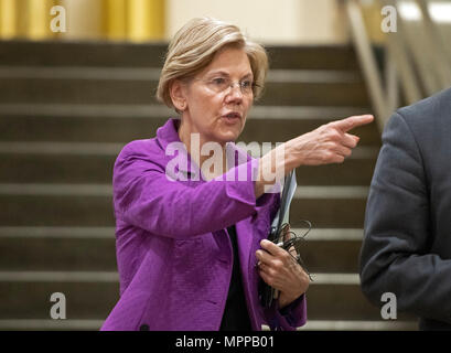 Washington, Stati Uniti d'America. Xxiv Maggio, 2018. Stati Uniti il senatore Elizabeth Warren (democratico del Massachusetts) punti verso la metropolitana in Campidoglio di Washington il giovedì 24 maggio, 2018. Credito: Ron Sachs/CNP | Utilizzo di credito in tutto il mondo: dpa/Alamy Live News Foto Stock