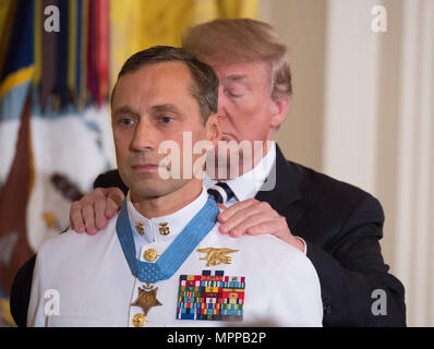 Washington, Stati Uniti d'America. Xxiv Maggio, 2018. Il Presidente degli Stati Uniti, Trump presenta la medaglia d'onore di pensionati Master Chief Petty Officer Britt K. Slabinski presso la Casa Bianca a Washington DC, 24 maggio 2018. Credito: Chris Kleponis/CNP | Utilizzo di credito in tutto il mondo: dpa/Alamy Live News Foto Stock