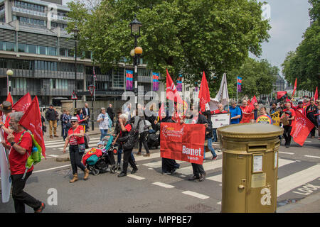 Londra, Regno Unito. 24 Maggio, 2018. Manifestanti dimostrando al di fuori del Parlamento durante la uniscono unione della giornata nazionale di azione contro i governi tutto-in-uno vantaggio, Credito Universale. David Rowe/Alamy Live News Foto Stock