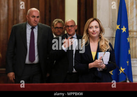 Guido Corsetto, Giorgia Meloni e Fabio Rampelli Roma 24/05/2018. Fotocamera. Il Presidente del Consiglio incaricato, convoca i partiti alla fotocamera per le consultazioni prima di sciogliere la riserva Roma 24 Maggio 2018. Camera inferiore. La consultazione ha nominato il premier italiano. Foto di Samantha Zucchi Insidefoto Foto Stock