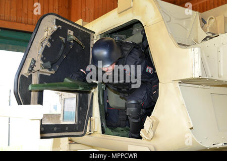 I carabinieri del 7° reggimento “Laives” e del 13° reggimento “Friuli Venezia Giulia” conducono addestramento di uscita HMMWV a Caserma Ederle, Vicenza, Italia, 6 aprile 2017. Il simulatore fornisce scenari realistici per l'uscita sicura del veicolo, lo sviluppo delle competenze e la preparazione operativa. Le attrezzature RTSD South dell'esercito statunitense facilitano la cooperazione bilaterale, aumentano la capacità del personale e supportano la preparazione congiunta della missione. Foto Stock