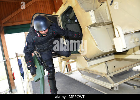 I carabinieri del 7° reggimento “Laives” e del 13° reggimento “Friuli Venezia Giulia” conducono addestramento di uscita con il simulatore HMMWV a Caserma Ederle, Vicenza, Italia, 6 aprile 2017. Il programma fornisce scenari formativi realistici per l'uscita sicura del veicolo, il miglioramento delle competenze operative e le procedure di emergenza. L'attrezzatura RTSD South dell'esercito statunitense rafforza la cooperazione bilaterale e migliora la capacità del personale per operazioni congiunte. Foto Stock