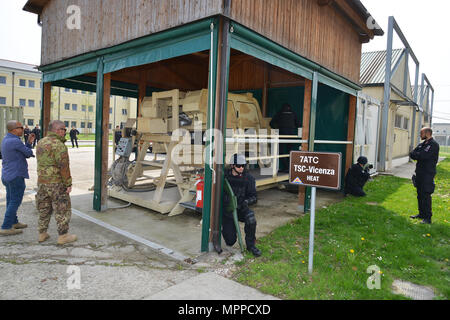 Il personale del 7° reggimento "Laives" e del 13° reggimento "Friuli Venezia Giulia" condusse esercitazioni HMMWV Egress Assistance Trainer a Caserma Ederle, Vicenza, Italia, il 6 aprile 2017. Il simulatore ha consentito la formazione sulle procedure di uscita del veicolo, esercitazioni di sicurezza e operazioni tattiche. L'equipaggiamento sud dell'esercito statunitense RTSD è stato utilizzato per sostenere la cooperazione militare bilaterale, migliorare le competenze del personale e preparare i carabinieri per operazioni congiunte con le forze alleate in Europa. Foto Stock