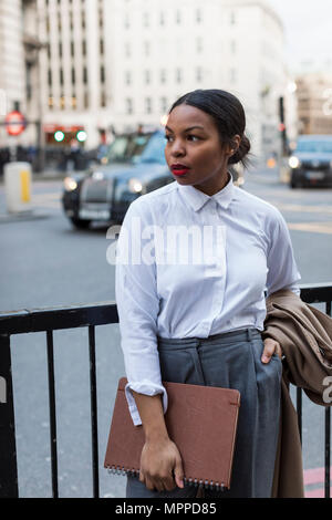 UK, Londra, imprenditrice in attesa Foto Stock