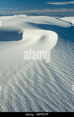 Risalti di vorticazione e modelli di trama definiscono White Sands National Monument. Foto Stock