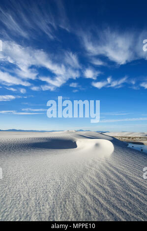 Risalti di vorticazione e modelli di trama definiscono White Sands National Monument. Foto Stock