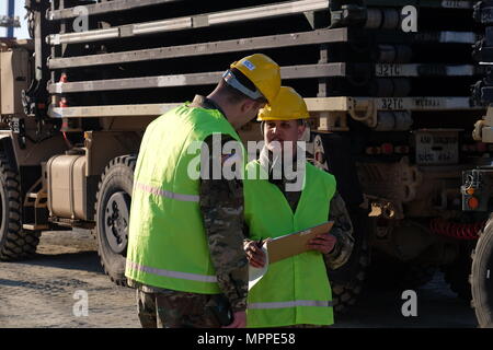 CONSTANTA, Romania - sinistra, la settima missione di supporto del comando Sgt. Alexander Lapotsky un movimento sottufficiale con il movimento 793rd il Team di controllo e Sgt. Francisco Casanova a operazioni portuali NCO dal trentanovesimo battaglione di trasporto (MC), XVI Supporto brigata, XXI Theatre supporto comando porta conduce operazioni di sbarco per i veicoli militari, apparecchiature di download e il convoglio allestimento con i soldati della 497th lottare contro il supporto del battaglione di supporto, il 39th battaglione di trasporto (MC), XVI Supporto brigata, XXI Theatre Supporto comando, primo entroterra Cargo Com Foto Stock