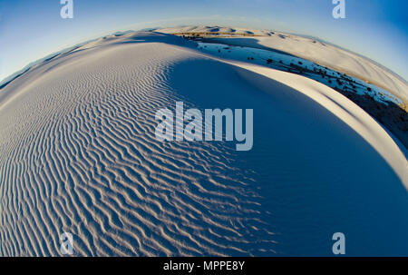 Risalti di vorticazione e modelli di trama di sabbia accentuare una prospettiva più globale di White Sands National Monument. Foto Stock