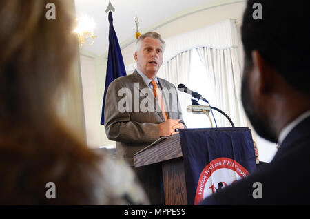 Governatore della Virginia Terry McAuliffe unisce il Mag. Gen. Timothy P. Williams, Aiutante Generale della Virginia, Delegato Kirk Cox, Virginia vice Segretario di veterani e gli affari di difesa Jaime Areizaga-Soto e il dottor Lynn Rainville di Sweet Briar College presso Virginia WWI centesimo e WWII settantacinquesimo anniversario Commissione cerimonia per commemorare il centenario dell America è entrata in guerra mondiale I Aprile 6, 2017, a Virginia stato del memoriale di guerra, il Carillon Torre a Byrd Park a Richmond, Virginia. (U.S. Esercito nazionale Guard foto di Sgt. 1. Classe Terra C. Gatti) Foto Stock