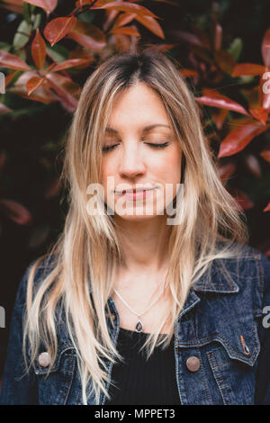Ritratto di giovane donna con gli occhi chiusi Foto Stock