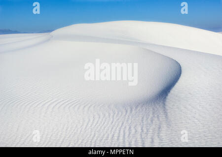 Risalti di vorticazione e modelli di trama definiscono White Sands National Monument. Foto Stock