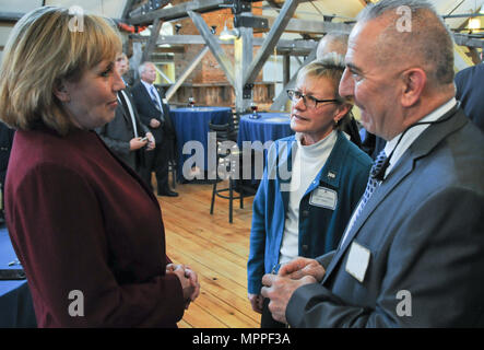 New Jersey Lt. Gov. Kim Guadagno, sinistra, parla con il dottor "Mikey" Kloster, capo del personale per l'esercito della riserva regionale 99th supportano il comando, centro e il sig. Richard Castelveter, riserva di esercito ambasciatore coordinatore per la 99th RSC, durante l'oceano nella contea di sostegno militare del comitato di sostegno comunitario evento per la base comuneGuire-Dix Mc-Lakehurst il 5 aprile presso la cantina Laurita nel nuovo Egitto, New Jersey. La Contea di oceano militare Comitato di supporto consiste di business leader, i partner comunitari e funzionari di governo locali che condividono un obiettivo comune per fornire un ampio spettro di supporto a militar Foto Stock