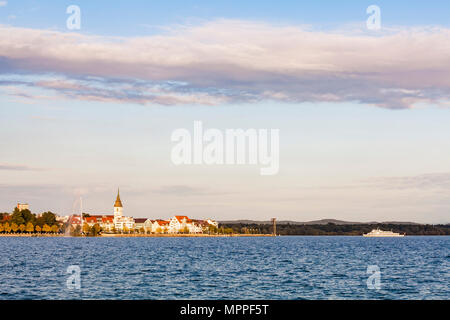 Germania Baden-Wuerttemberg, Friedrichshafen, Lago di Costanza, vista città e tourboat Foto Stock