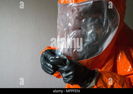 Sgt. Corano Williams con il New Jersey Guardia Nazionale della ventunesima armi di distruzione di massa supporto Destruction-Civil Team, sigilla un campione di prova con il nastro durante una formazione congiunta esercizio a Fort Monmouth, N.J., Aprile 6, 2017. Il ventunesimo WMD-CST è una unità di snodo compreso del New Jersey e la Guardia Nazionale di soldati e aviatori la cui missione è quella di sostenere le autorità civili identificando chimici, biologici, radiologici e nucleari in sostanze artificiali o calamità naturali. (New Jersey Guardia Nazionale foto di Marco C. Olsen/rilasciato) Foto Stock