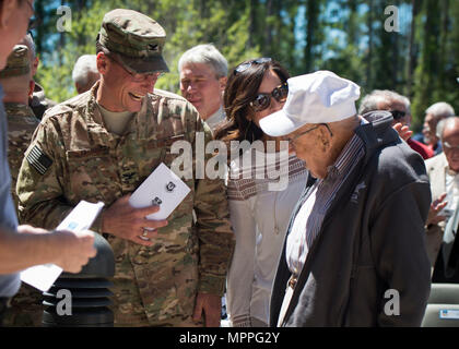 Il colonnello Tom Palenske, comandante del 1st Special Operations Wing, condivide un momento con il tenente colonnello Richard E. Cole alla cerimonia di ridenominazione dell'edificio Hurlburt Field. La carriera di Cole comprende la Distinguished Flying Cross con due ammassi di foglie di quercia, la Bronze Star Medal, la Air Force Commendation Medal e la Congressional Gold Medal assegnata dal presidente Barack Obama. La cerimonia riconosce l'eredità di Cole come l'ultimo Doolittle Raider sopravvissuto e il suo impatto storico sulle operazioni speciali dell'Air Force. Foto Stock