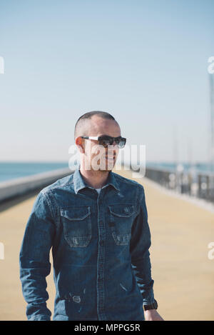 Spagna, Barcellona, uomo che indossa il denim shirt Foto Stock