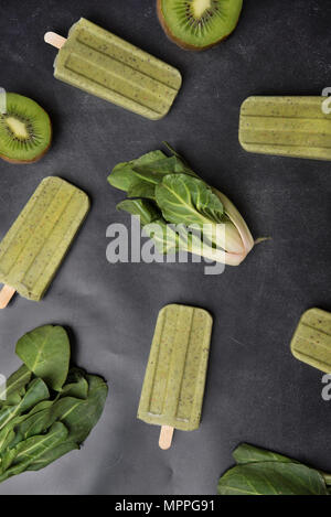 In casa kiwi chard popsicles Foto Stock