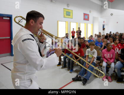 170406-N-LQ926-395 BILOXI Miss. (6 aprile 2017) musicista 2a classe James Watkins riproduce il trombone durante una banda della marina a sud-est di ottone prestazioni di banda per gli studenti di North Bay scuola elementare di Biloxi Miss. durante la costa del Golfo del Mississippi Navy settimana. Gulfport Biloxi/è una delle regioni selezionate per ospitare un 2017 Navy la settimana, una settimana dedicata a sollevare U.S. Navy in consapevolezza attraverso irradiazione locale, nel servizio alla comunità e mostre. (U.S. Foto di Marina di Massa lo specialista di comunicazione 2a classe Alex Van'tLeven/rilasciato) Foto Stock