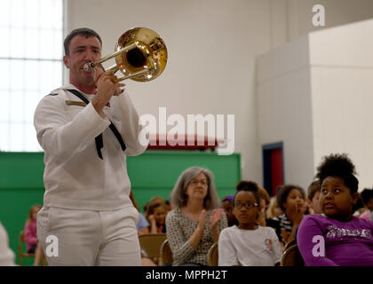 170406-N-LQ926-376 BILOXI Miss. (6 aprile 2017) musicista 2a classe James Watkins riproduce il trombone durante una banda della marina a sud-est di ottone prestazioni di banda per gli studenti di North Bay scuola elementare di Biloxi Miss. durante la costa del Golfo del Mississippi Navy settimana. Gulfport Biloxi/è una delle regioni selezionate per ospitare un 2017 Navy la settimana, una settimana dedicata a sollevare U.S. Navy in consapevolezza attraverso irradiazione locale, nel servizio alla comunità e mostre. (U.S. Foto di Marina di Massa lo specialista di comunicazione 2a classe Alex Van'tLeven/rilasciato) Foto Stock