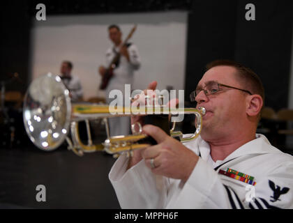 170406-N-LQ926-417 BILOXI Miss. (6 aprile 2017) musicista di prima classe Christopher Ferris riproduce il trombone durante una banda della marina a sud-est di ottone prestazioni di banda per gli studenti di North Bay scuola elementare di Biloxi Miss. durante la costa del Golfo del Mississippi Navy settimana. Gulfport Biloxi/è una delle regioni selezionate per ospitare un 2017 Navy la settimana, una settimana dedicata a sollevare U.S. Navy in consapevolezza attraverso irradiazione locale, nel servizio alla comunità e mostre. (U.S. Foto di Marina di Massa lo specialista di comunicazione 2a classe Alex Van'tLeven/rilasciato) Foto Stock
