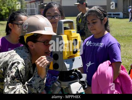 170405-N-LQ926-174 GULFPORT, Miss. (5 aprile 2017) musicista 2a classe Colleen Shifflett suona la tromba durante una banda della marina a sud-est il quintetto di prestazioni a Gulfport High School di Gulfport Miss. durante la costa del Golfo del Mississippi Navy settimana. Gulfport Biloxi/è una delle regioni selezionate per ospitare un 2017 Navy la settimana, una settimana dedicata a sollevare U.S. Navy in consapevolezza attraverso irradiazione locale, nel servizio alla comunità e mostre. (U.S. Foto di Marina di Massa lo specialista di comunicazione 2a classe Alex Van'tLeven/rilasciato) Foto Stock