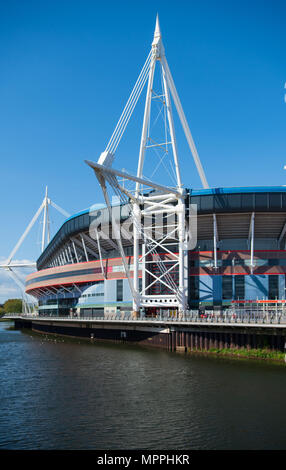 Una vista generale del Principato Stadium (precedentemente noto come il Millennium Stadium) contro un cielo blu in una calda giornata estiva a Cardiff, nel Galles, UK. Foto Stock