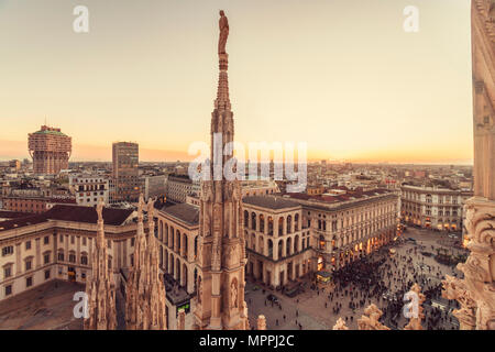 L'Italia, Lombardia, Milano, Cattedrale di Milano e Piazza del Duomo al tramonto Foto Stock