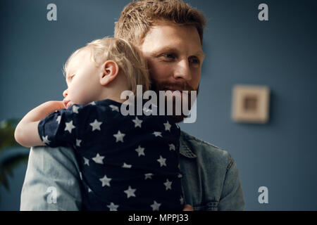 Padre di trascorrere del tempo con il figlio a casa Foto Stock