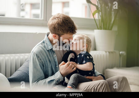 Padre di trascorrere del tempo con il figlio a casa Foto Stock