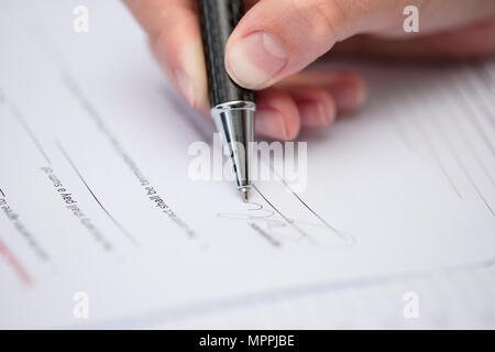 Donna firma di documenti Foto Stock