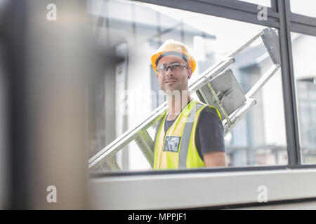 Operaio edile scaletta di trasporto Foto Stock