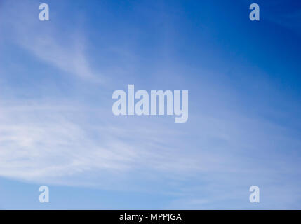 Cielo blu chiaro con rari sfocata nuvole bianche Foto Stock