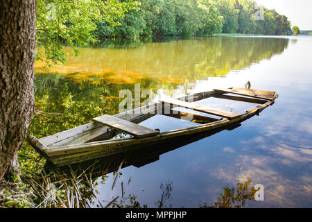 Lago Masurian e un avvio di pesca. Foglie colorate, blu acqua e cieli soleggiati con alcune nuvole bianche. La Masuria regione, Polonia. Foto Stock