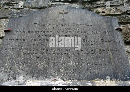 La placca alla storica Kilcorban cimitero e antica abbazia domenicana rovine, Kilcorban, Portumna, nella contea di Galway, Irlanda Foto Stock