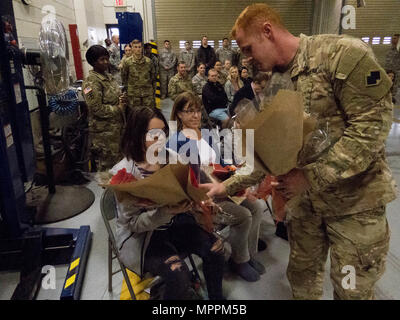 Tradizionale in rosso le rose sono date per la moglie e due figlie di Lt. Col. Rusty J. Lepley, comandante uscente della 191st lottare contro il supporto del battaglione di supporto, durante la modifica del comando cerimonia, Apr. 8, 2017, a Kenichi Uchida Riserva nel centro di Salt Lake City. Foto Stock