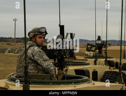 US Army Reserve Spc. Nathan Maddox con il 310th Chemical Company, 76th la risposta operativa comando, opera un M2 0,50 Caliber machine gun in preparazione per la qualificazione come operazione di parte freddo Acciaio a Fort McCoy, Wis., 2 aprile 2017. La 76th ORC è la riserva di esercito il centro per il supporto della difesa delle autorità civili, coordinare il sostegno di stato e i funzionari locali, primi responder e altre agenzie federali durante le emergenze o calamità naturali. Funzionamento a freddo è di acciaio negli Stati Uniti La riserva di esercito di equipaggio è servita la qualifica di armi ed esercizio di convalida per garantire che l'America's Army rese Foto Stock